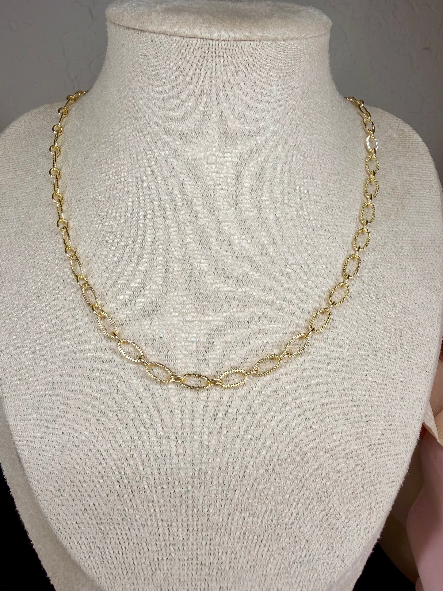 Textured Oval Chain Necklace