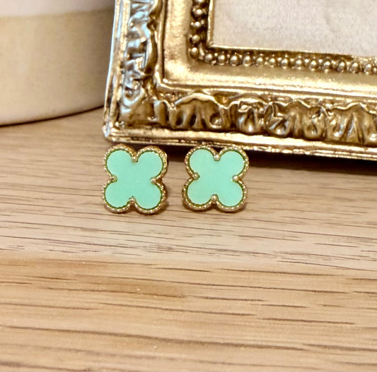 Iconic Clover - Medium