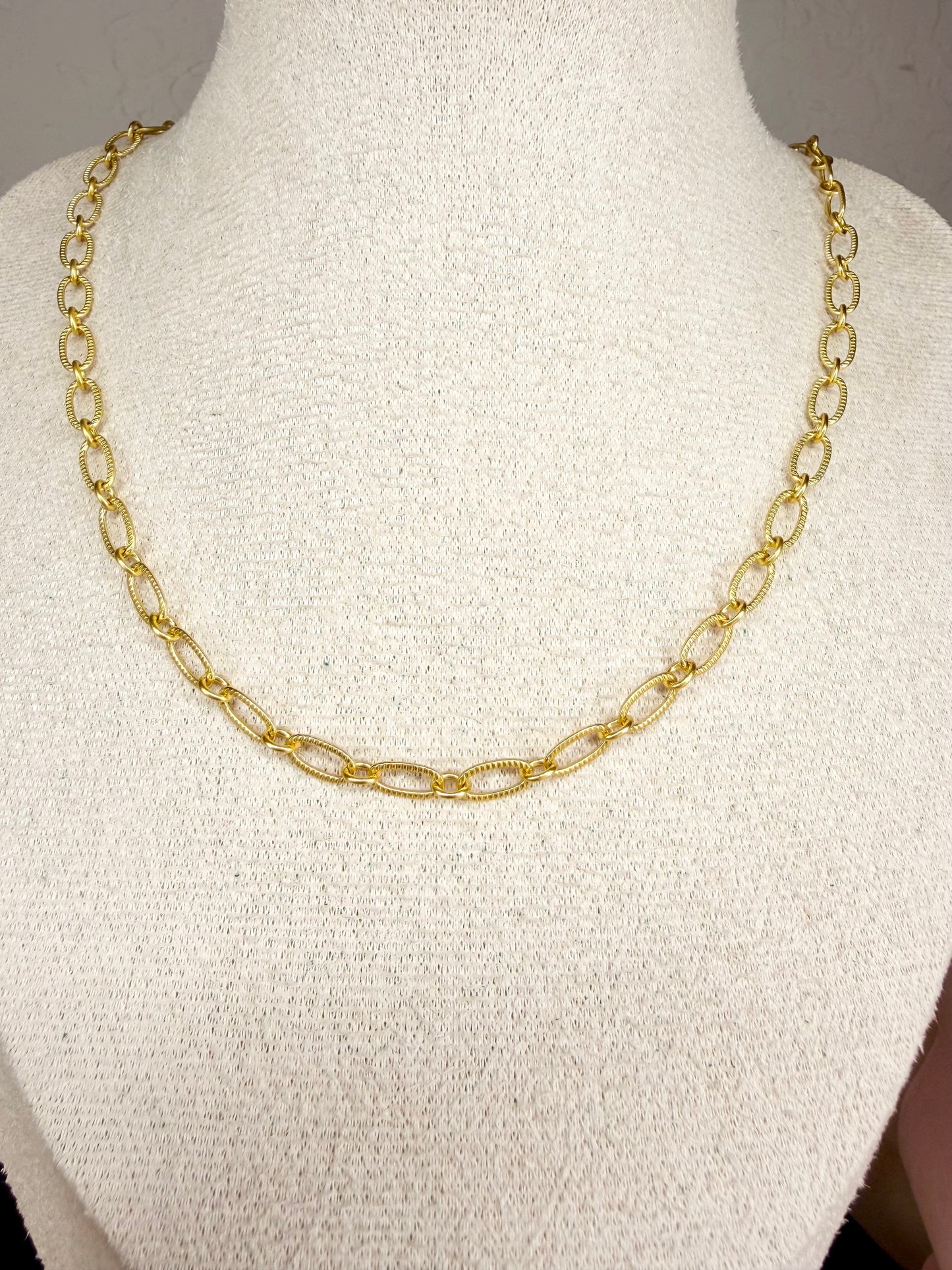 Textured Oval Chain Necklace