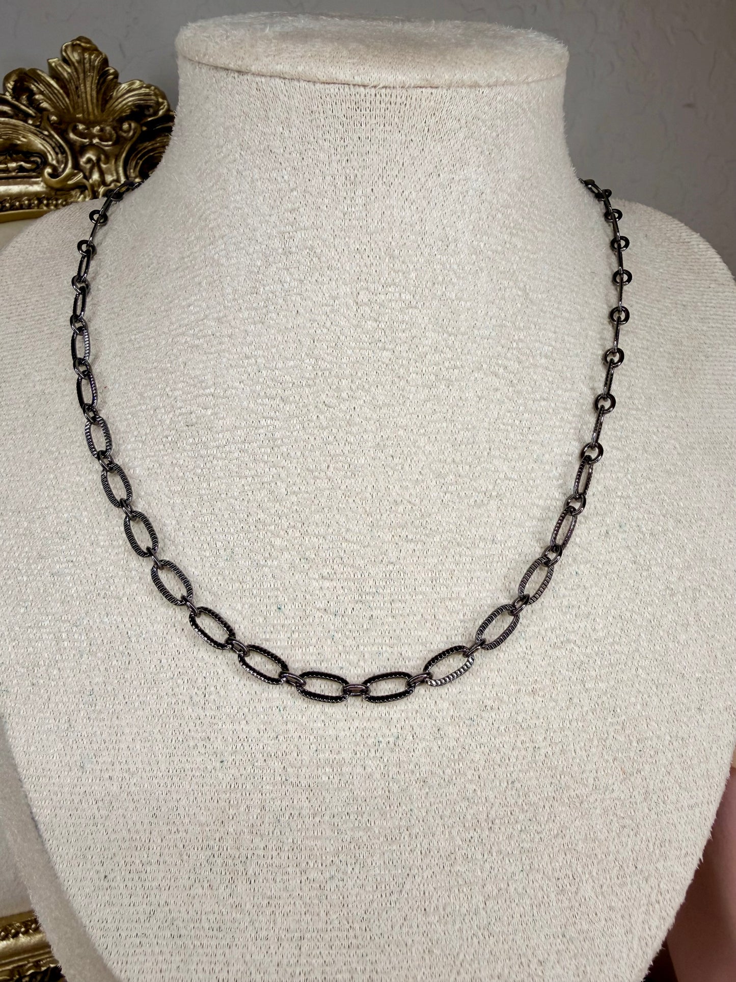 Textured Oval Chain Necklace