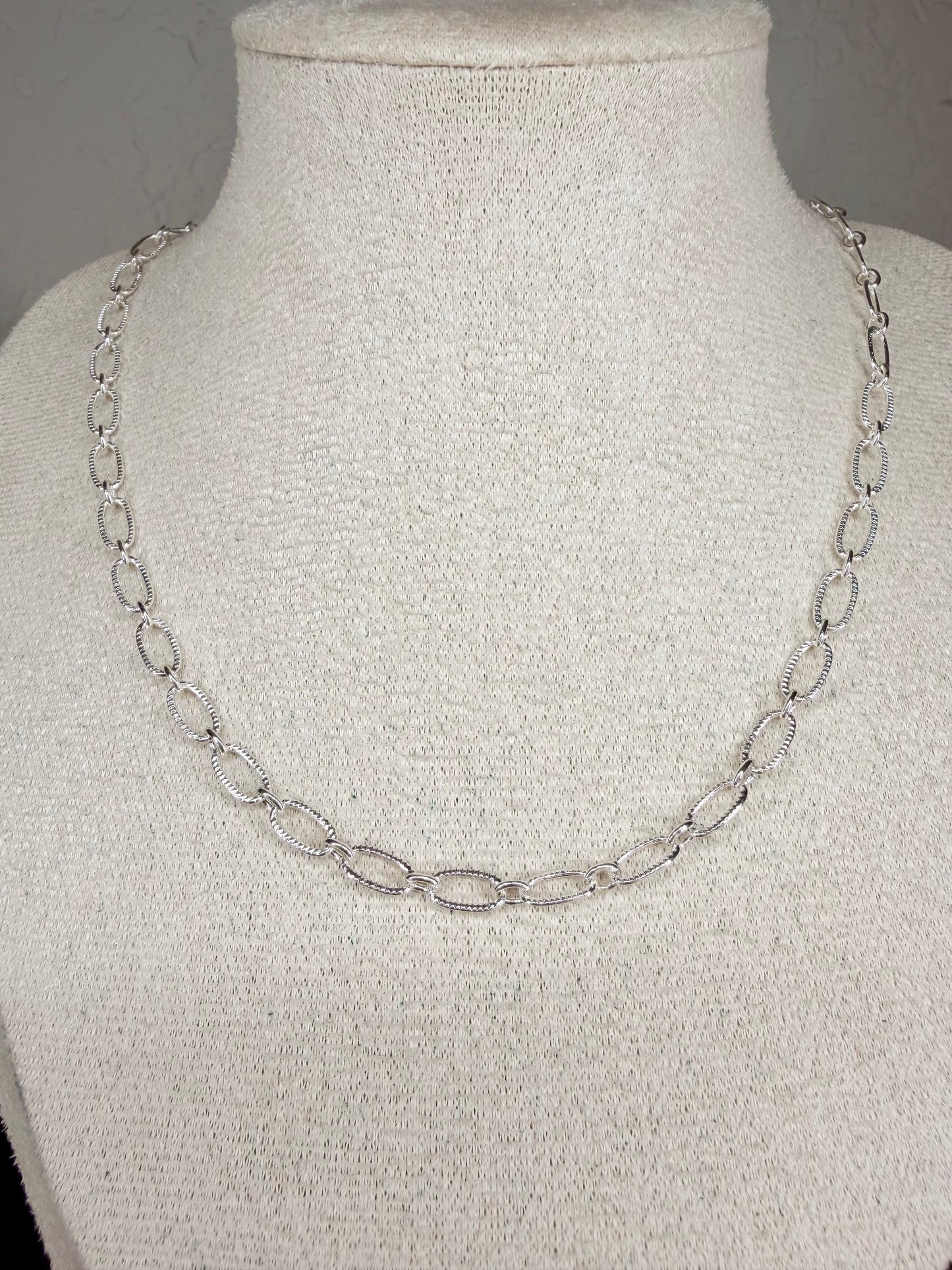 Textured Oval Chain Necklace